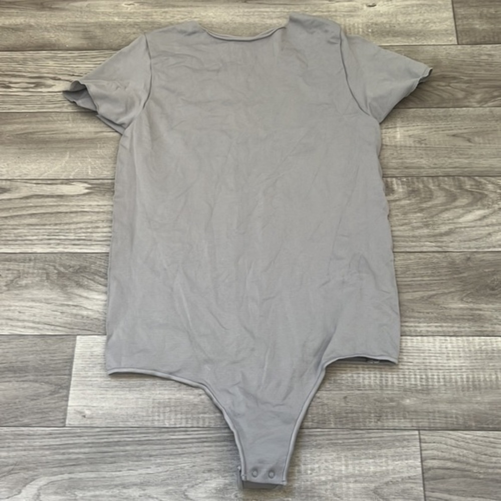 Essential T-Shirt Bodysuit - Picture 11 of 13